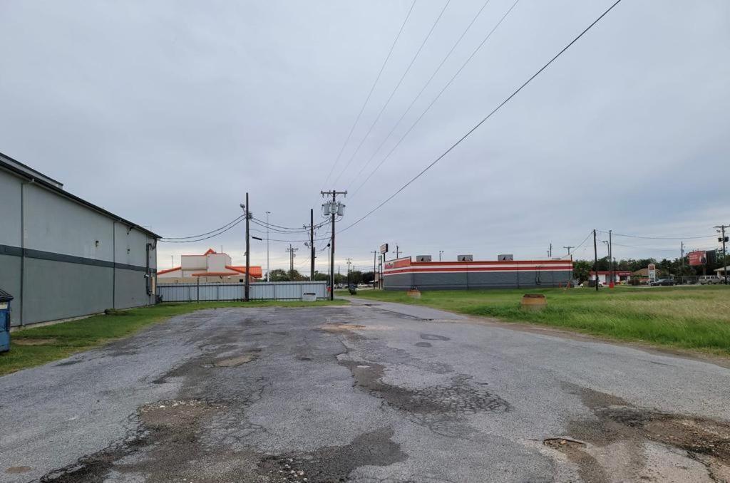 Texas Inn And Suites Raymondville Exterior photo