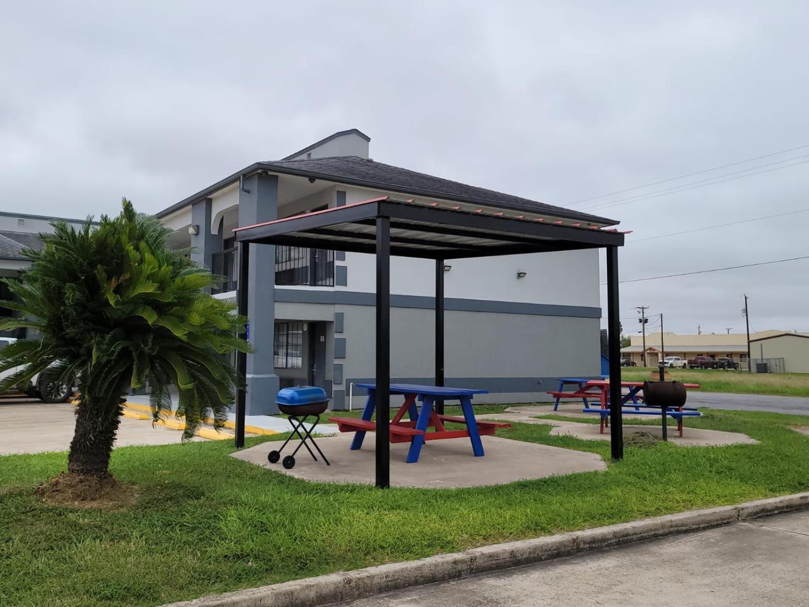 Texas Inn And Suites Raymondville Exterior photo